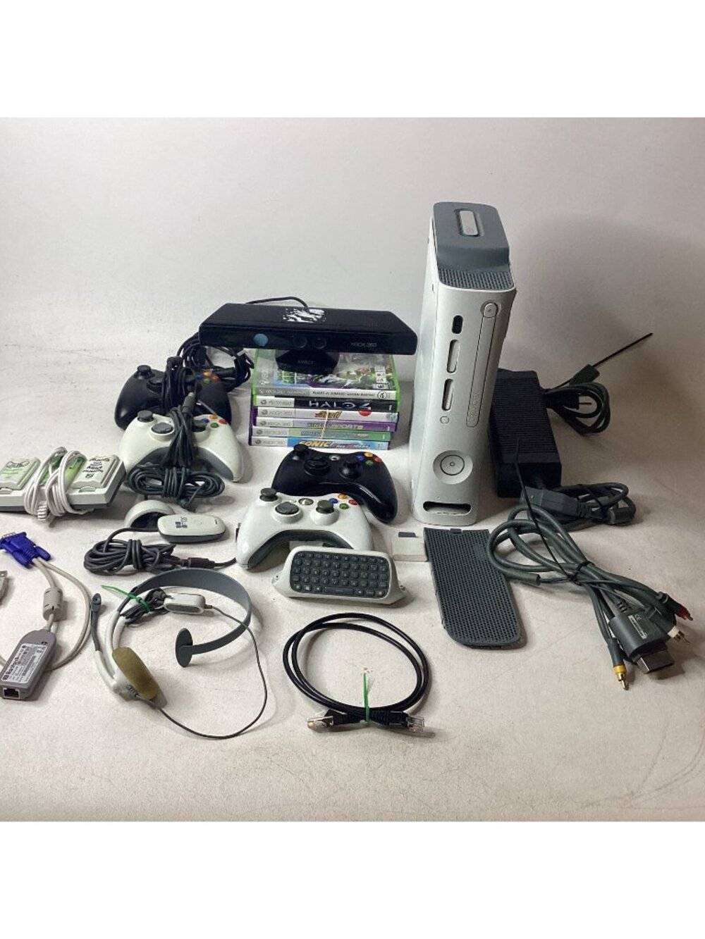 Xbox 360 White Console Bundle 6 Games, 1 Keypad, 4 Controllers, Accessories